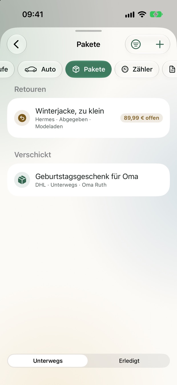 Pakete: eine Retoure Winterjacke mit 89,99 Euro offen und ein verschicktes Geschenk für Oma Ruth.